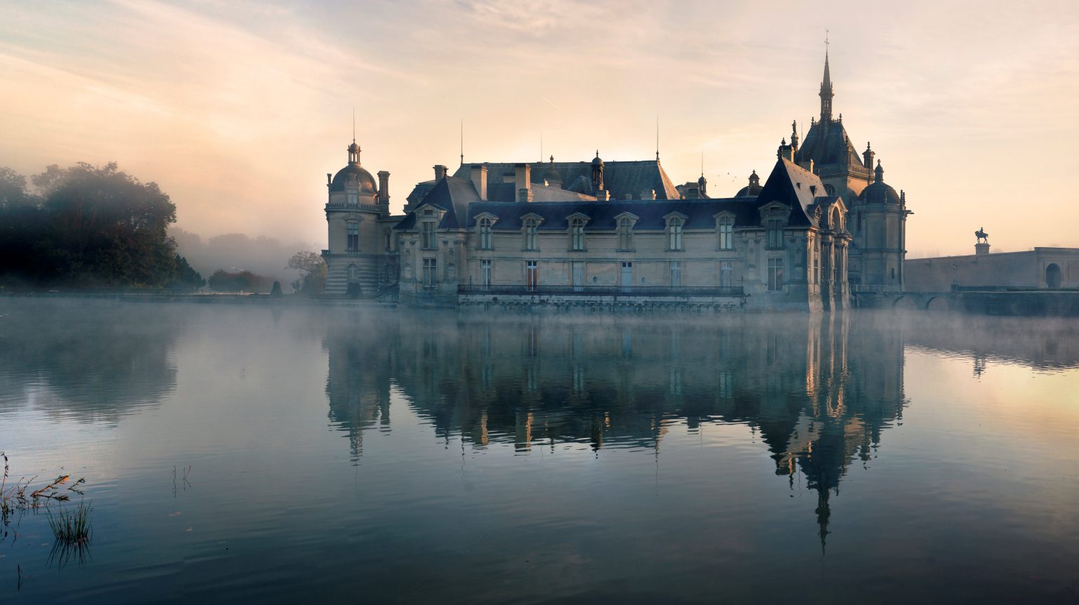 Chateau De Chantilly The Gray Man Chantilly Palace from Paris - Champagne Tours